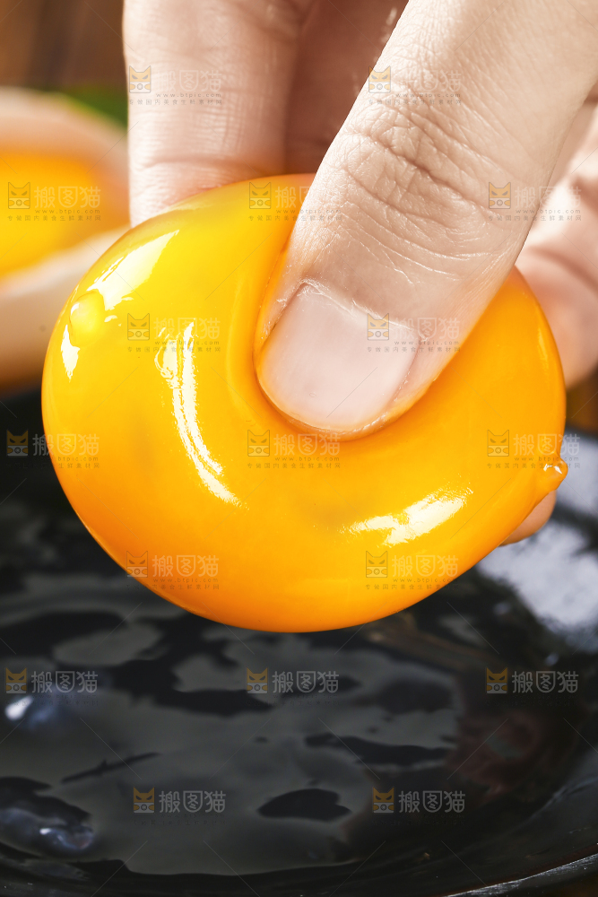 深底上的鸭蛋