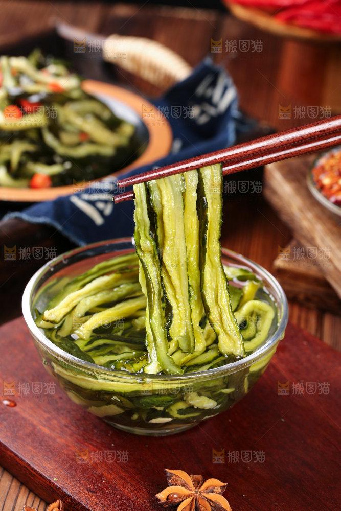 深底上的黄瓜干