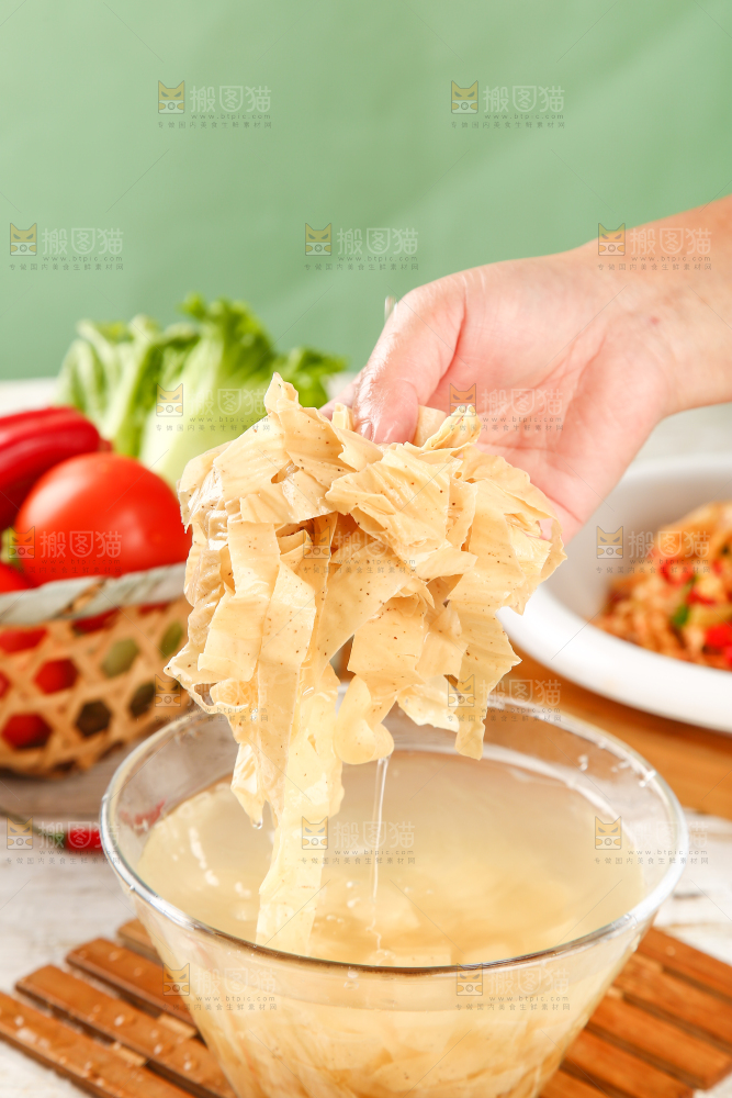 浅底上的人造肉
