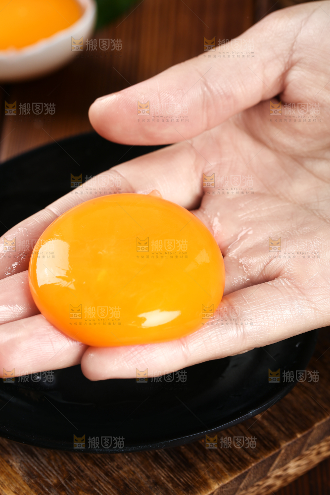 深底上的鸭蛋