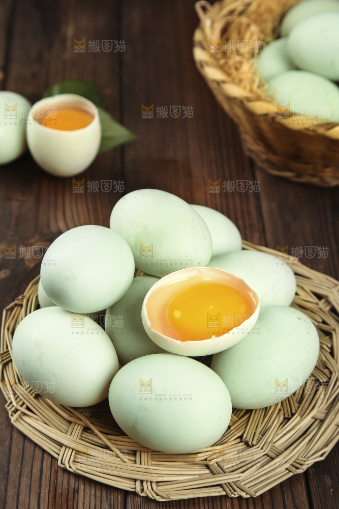 深底上的鸭蛋