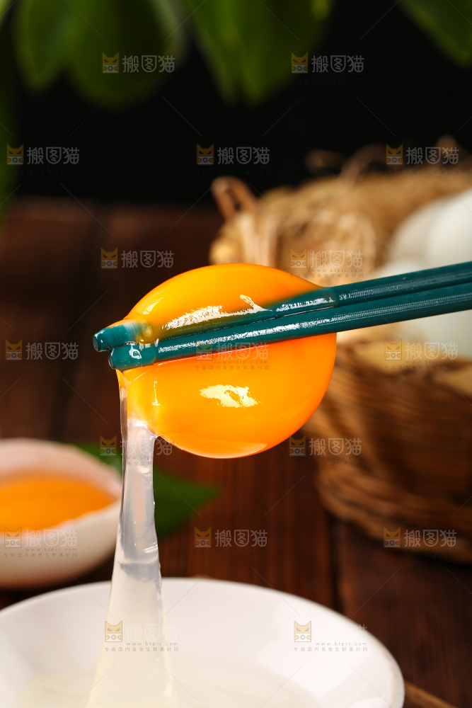 深底上的鸭蛋