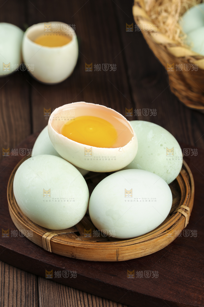 深底上的鸭蛋