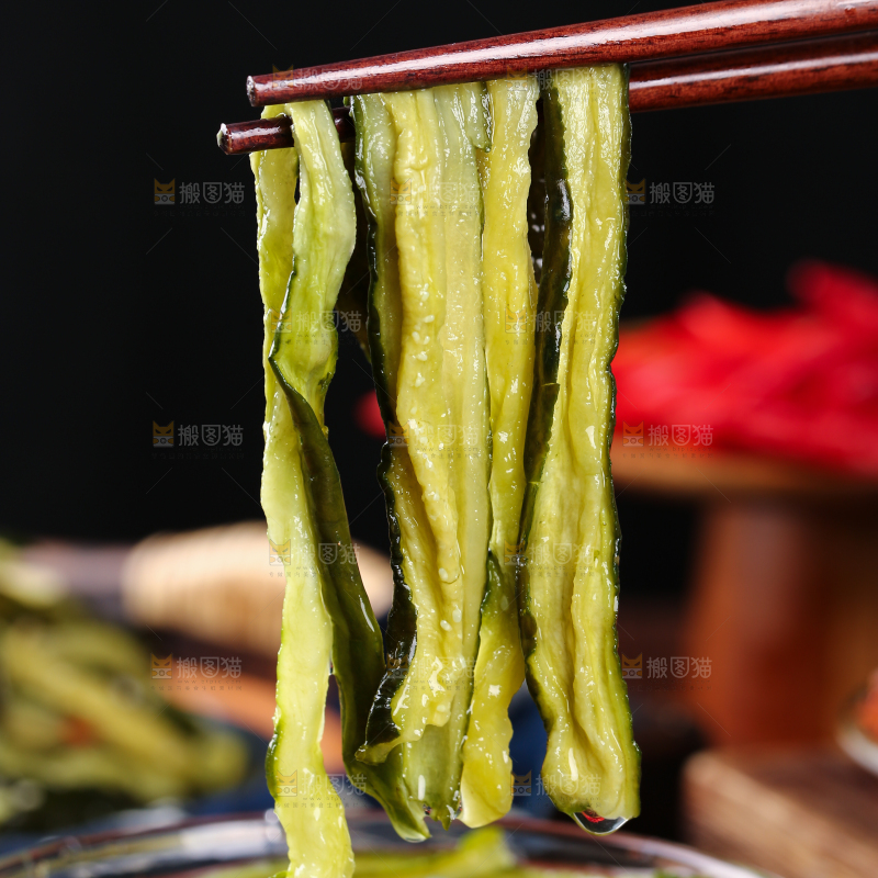 深底上的黄瓜干