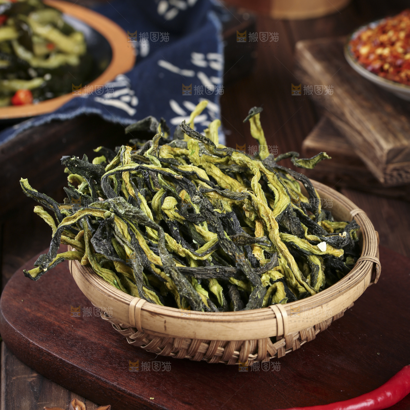 深底上的黄瓜干
