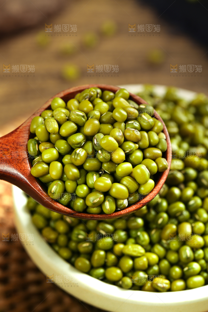木底上的绿豆