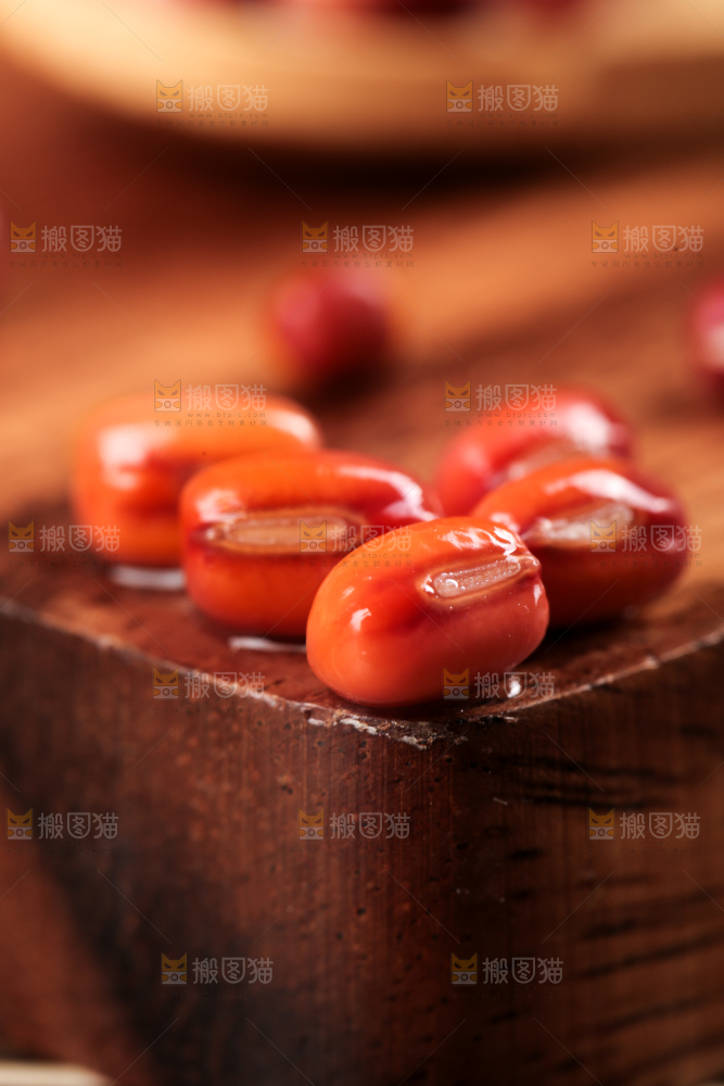 木底上的红豆