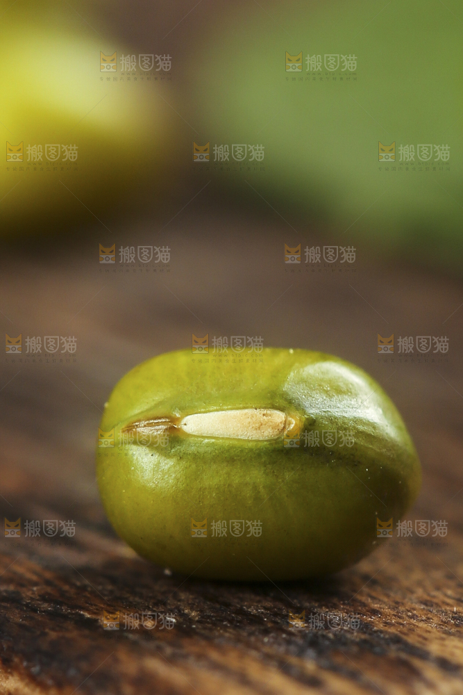木底上的绿豆