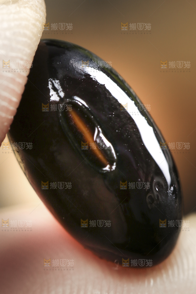 木底上的黑豆