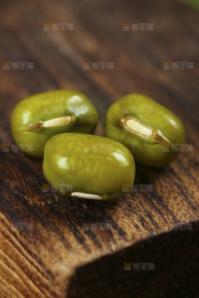 木底上的绿豆