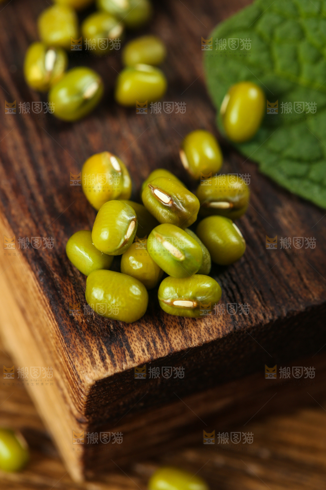 木底上的绿豆