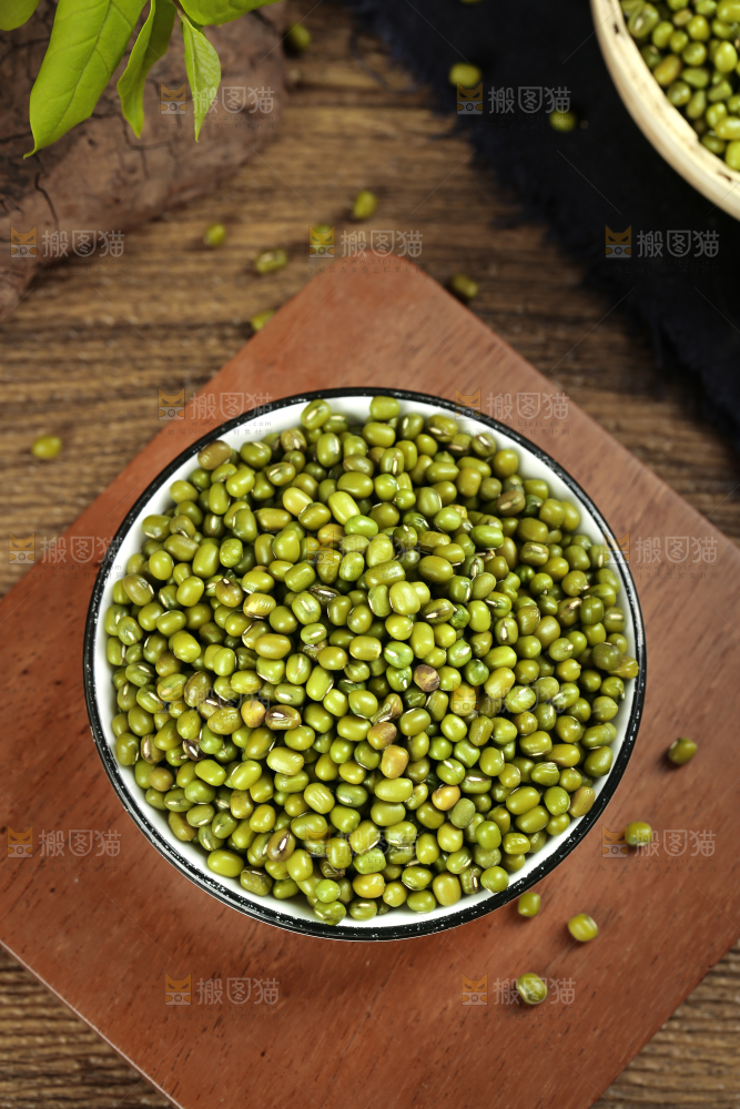 木底上的绿豆