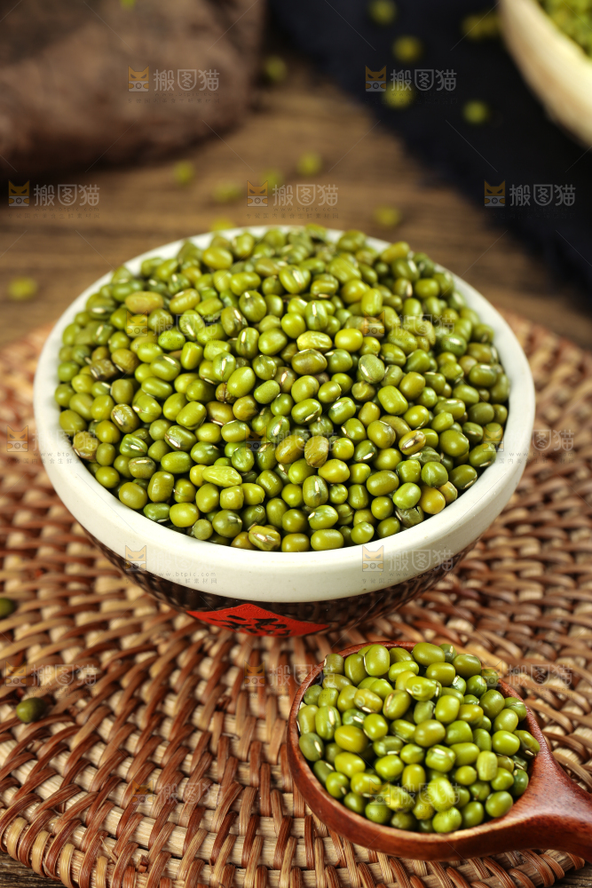 木底上的绿豆