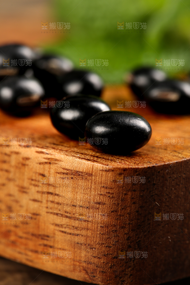 木底上的黑豆