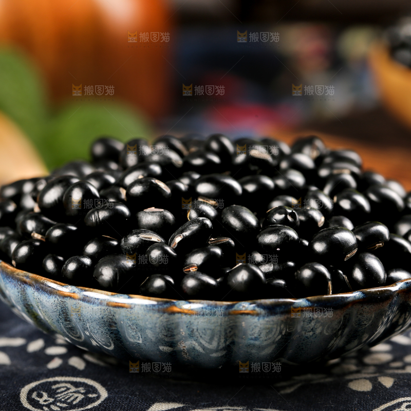 木底上的黑豆