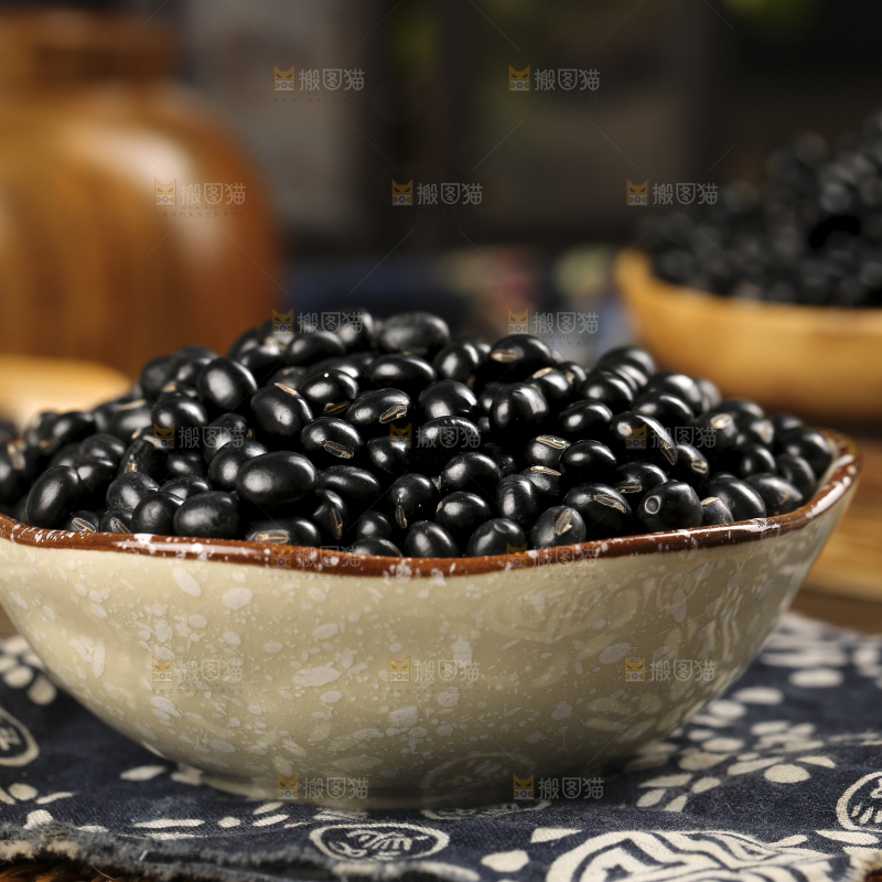 木底上的黑豆