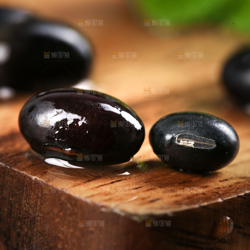 木底上的黑豆