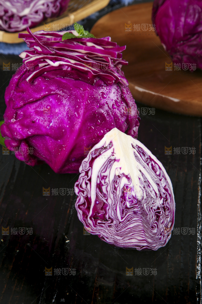 深底上的紫甘蓝