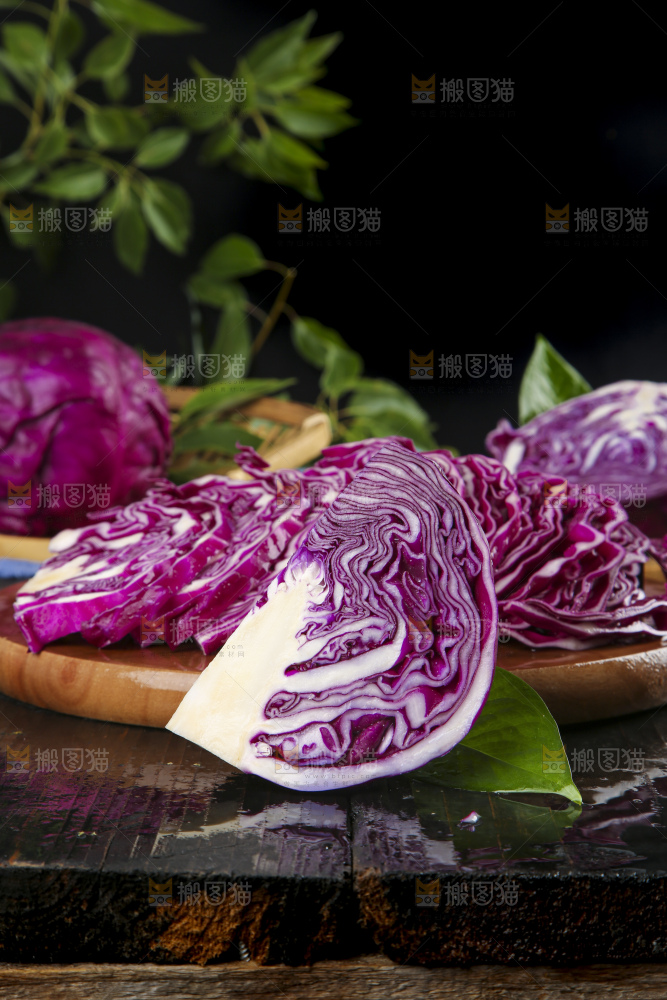 深底上的紫甘蓝
