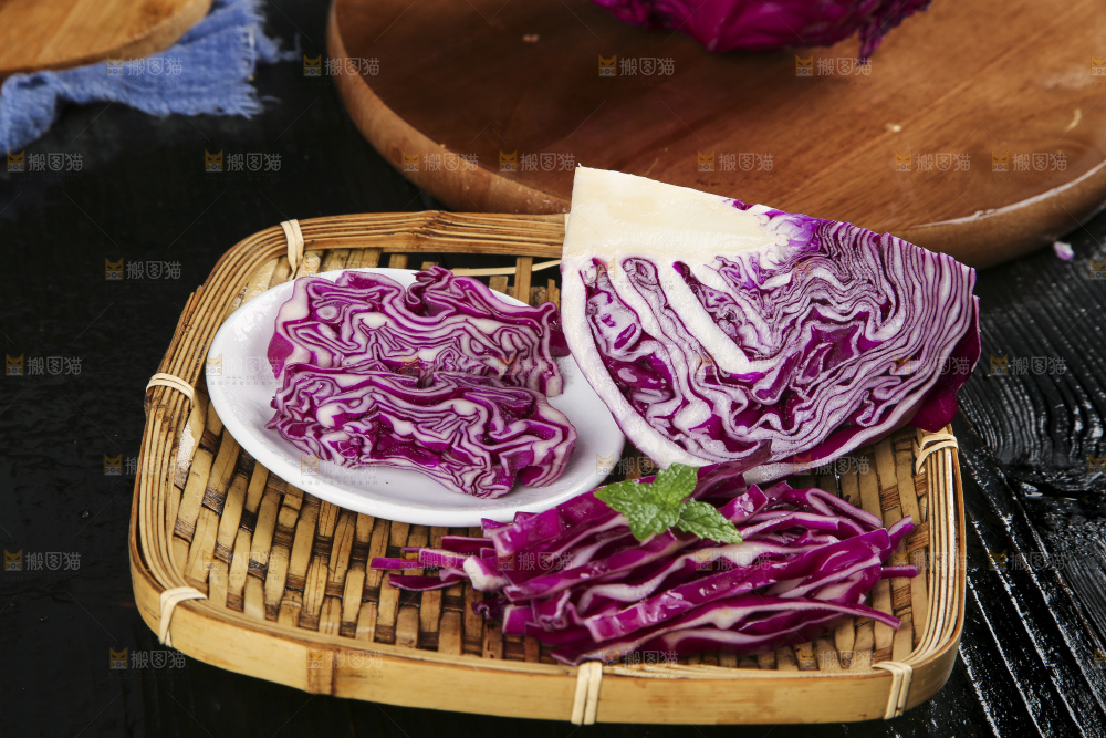 深底上的紫甘蓝