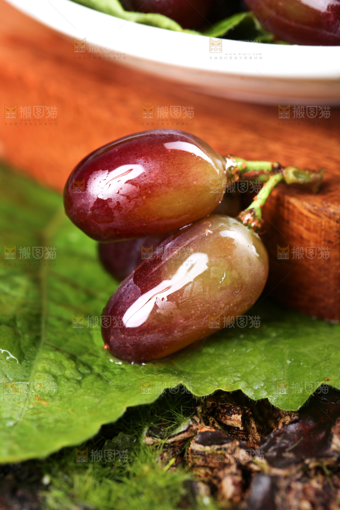 木底上的茉莉香葡萄