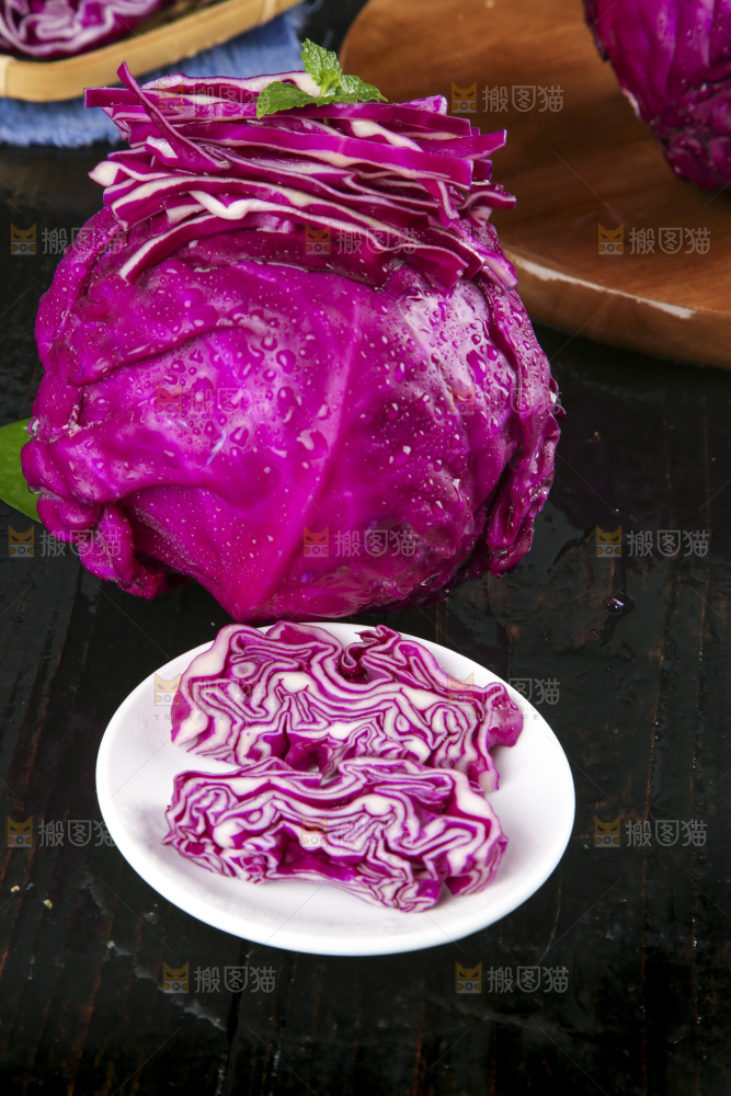 深底上的紫甘蓝