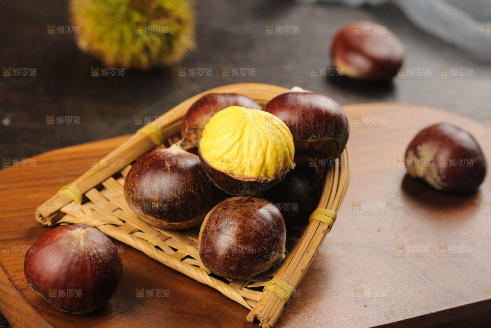 深底上的新鲜板栗
