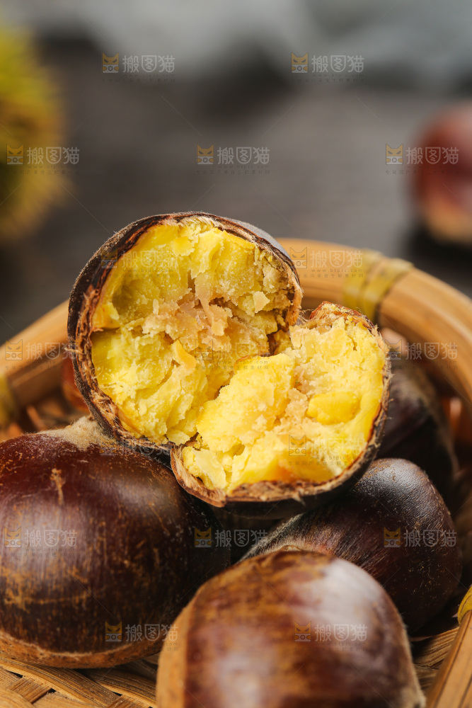 深底上的新鲜板栗