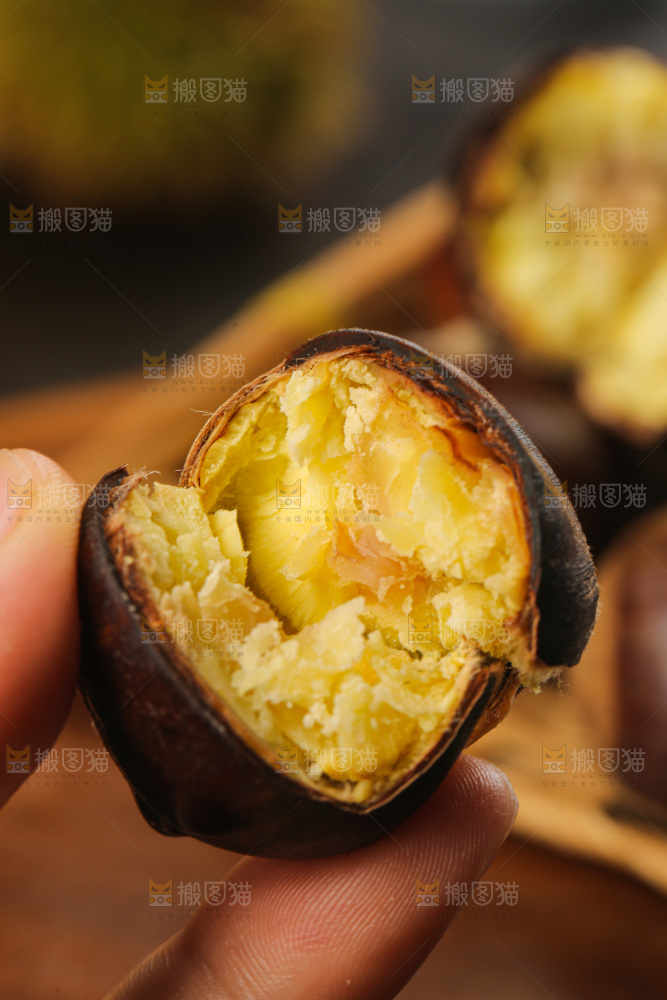 深底上的新鲜板栗