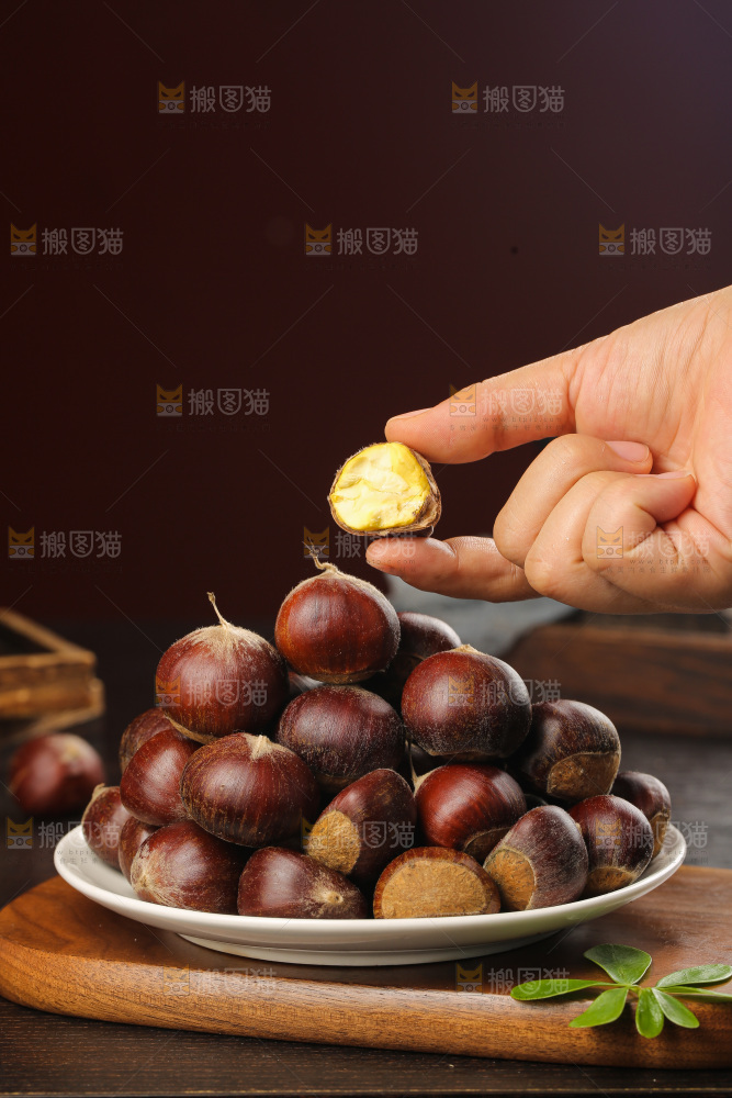 深底上的新鲜板栗