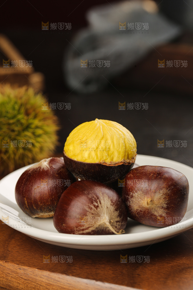 深底上的新鲜板栗