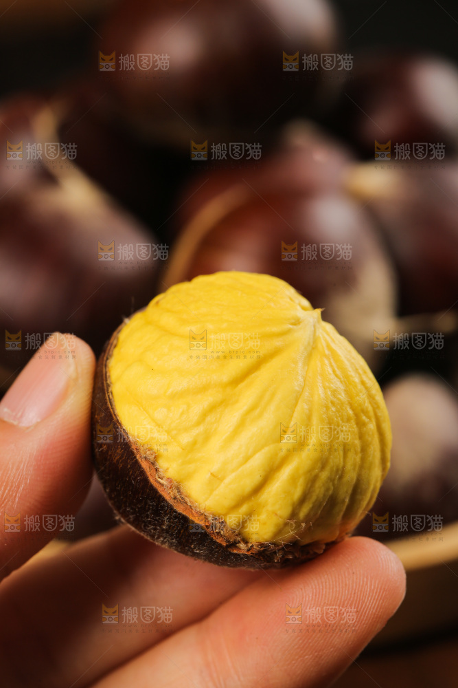深底上的新鲜板栗