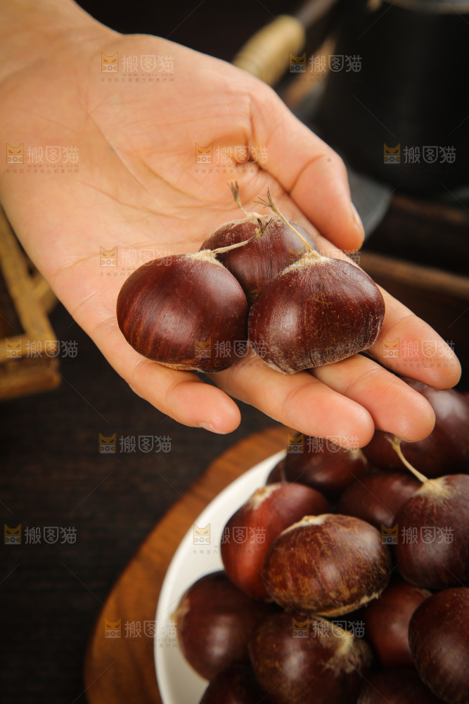 深底上的新鲜板栗
