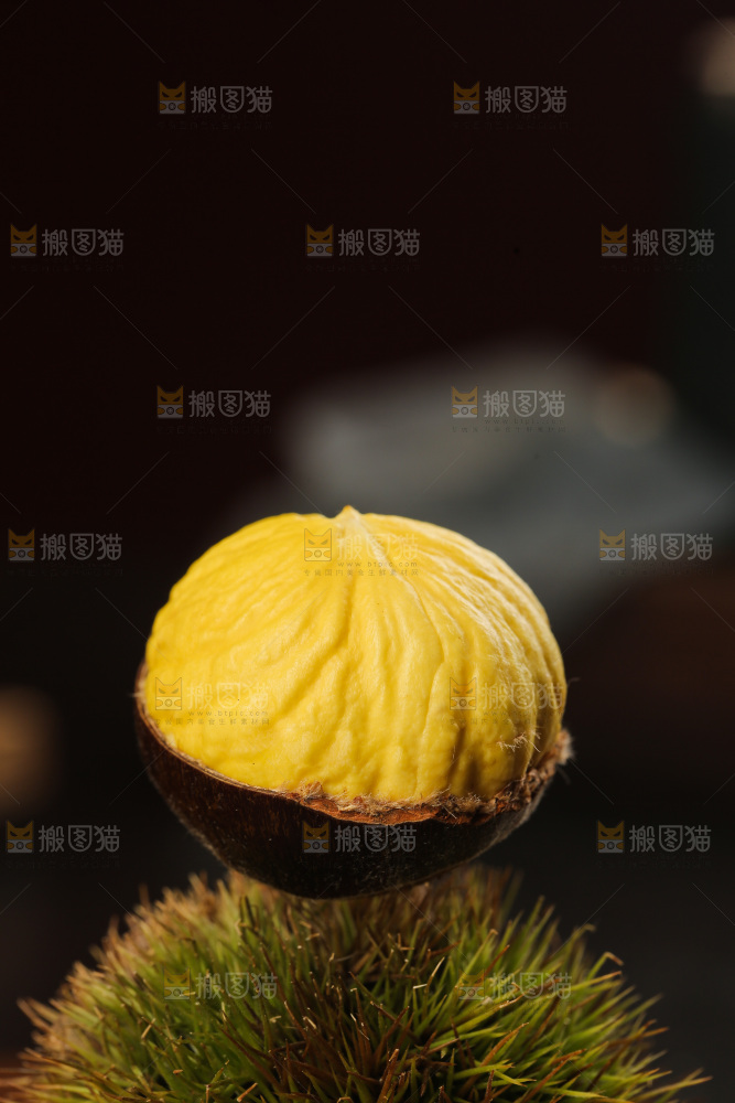深底上的新鲜板栗