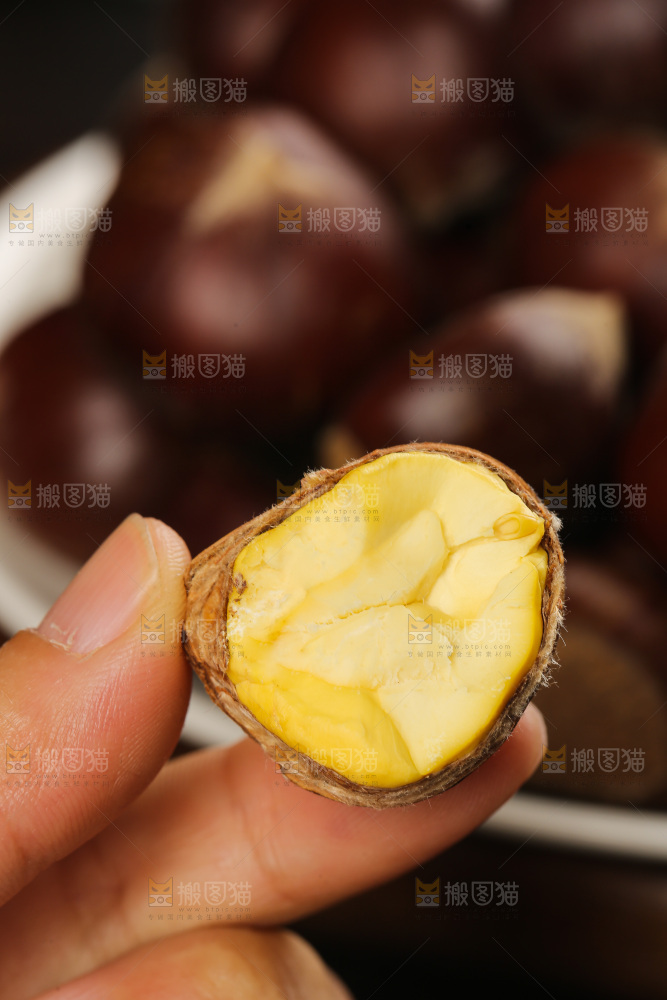 深底上的新鲜板栗