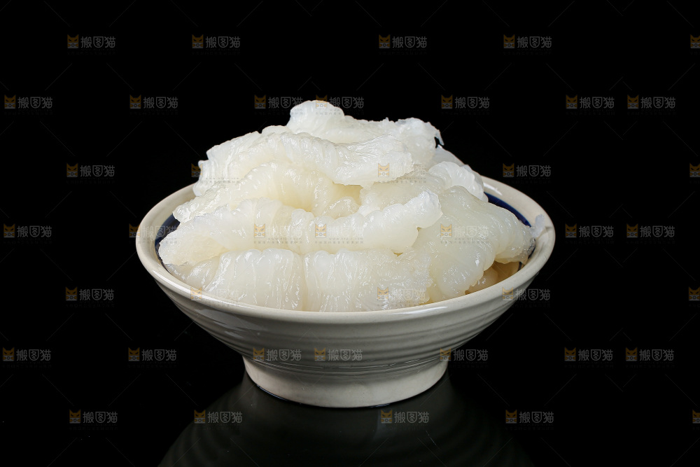 黑底上的新鲜鱼胶