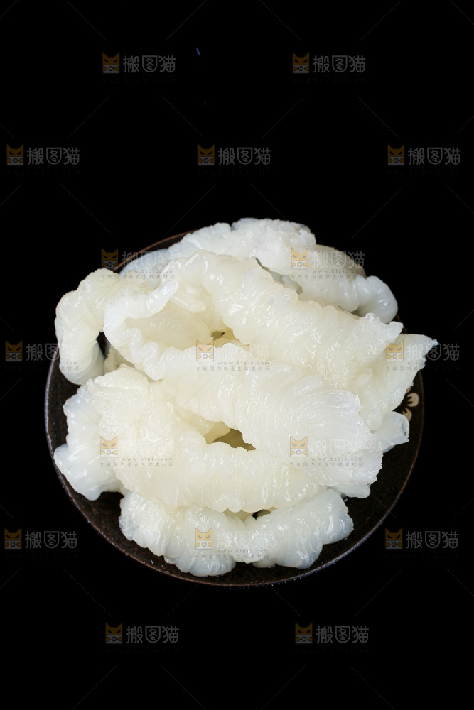 黑底上的新鲜鱼胶