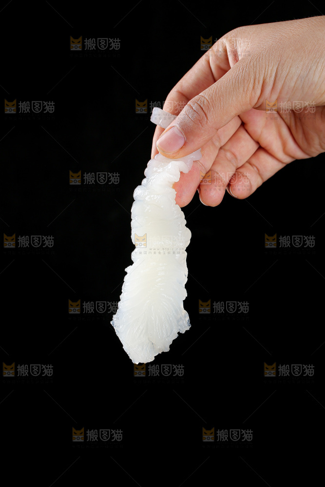 黑底上的新鲜鱼胶