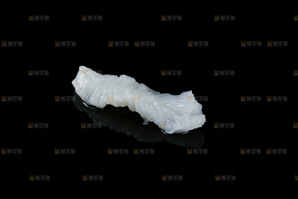 黑底上的新鲜鱼胶