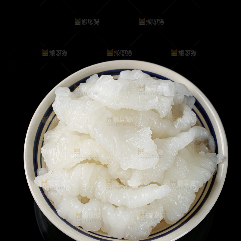 黑底上的新鲜鱼胶