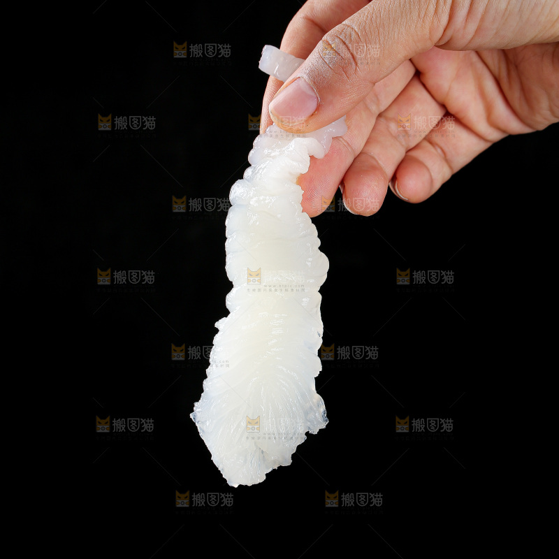黑底上的新鲜鱼胶