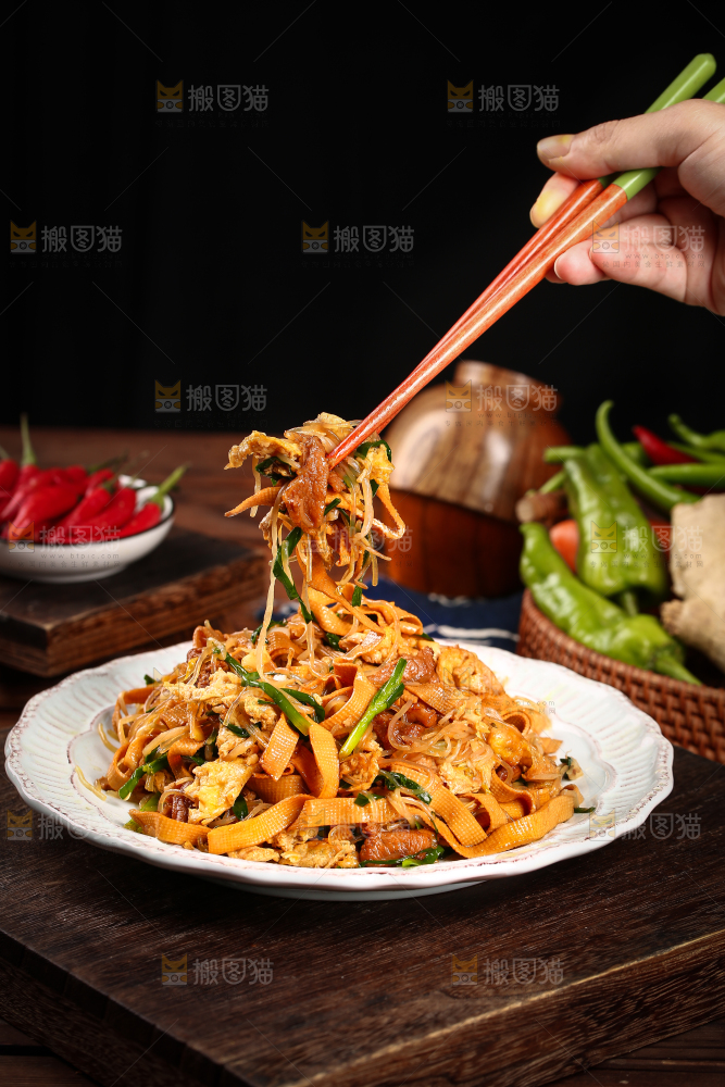 深底上的炒合菜