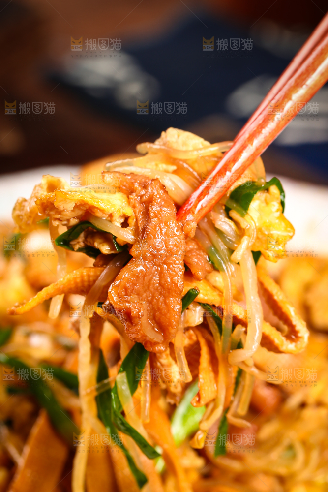 深底上的炒合菜