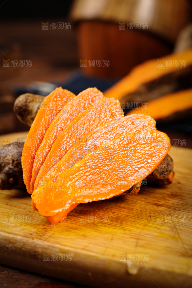 深底上的姜黄