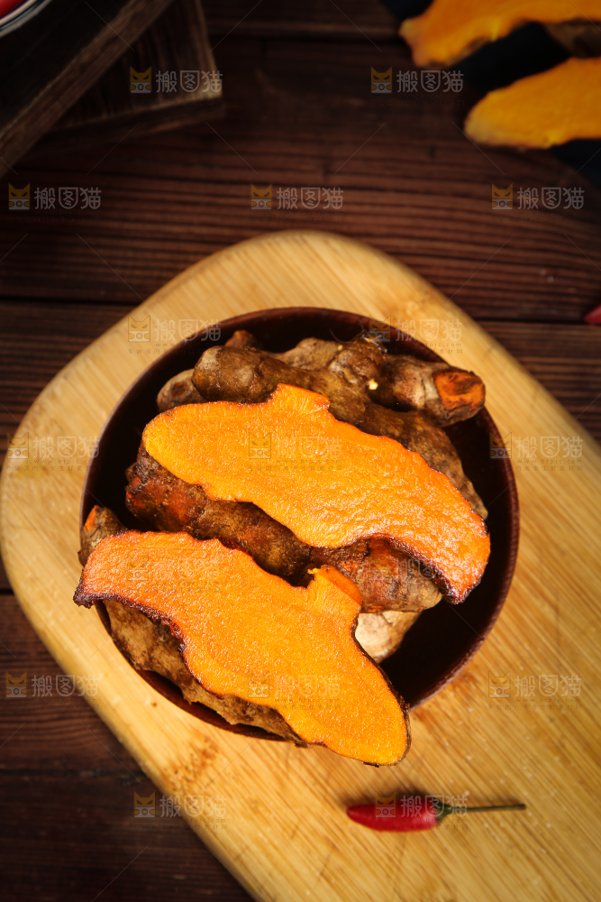 深底上的姜黄