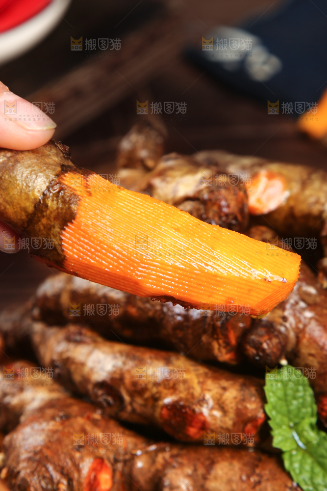 深底上的姜黄