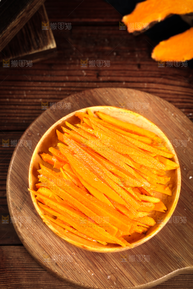 深底上的姜黄