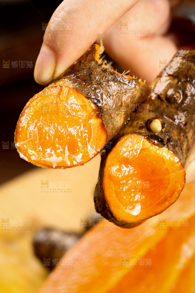 深底上的姜黄