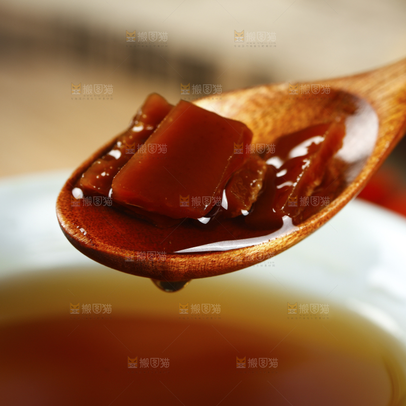 深底上的红糖姜茶