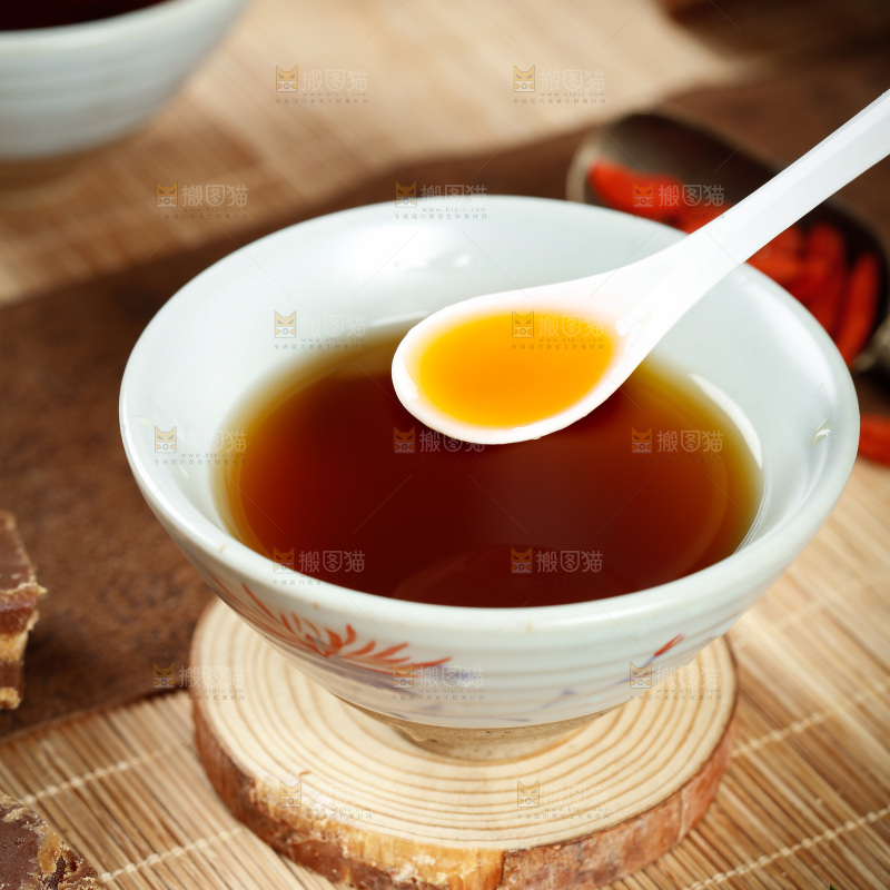 深底上的红糖姜茶